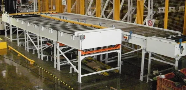 Línea de transportadores de rodillos en planta