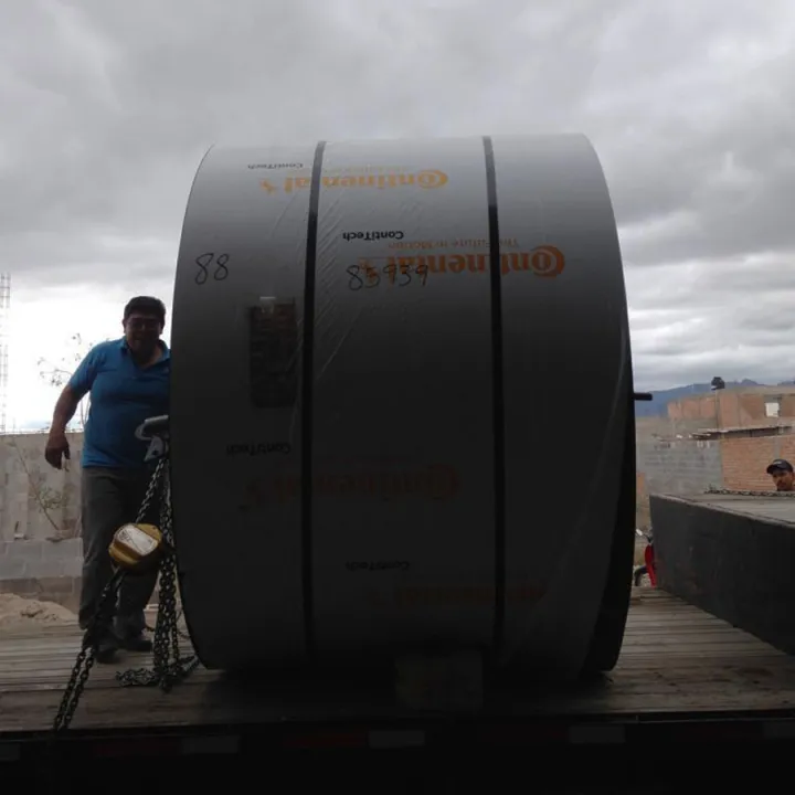 Técnico de Coalsa con rollo de banda transportadora de servicio pesado