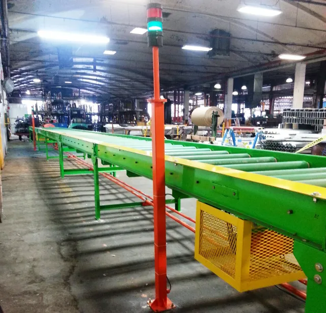 Transportador de rodillos por gravedad en nave industrial